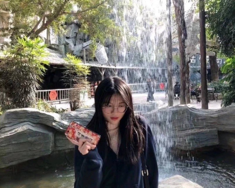 山东济南小学老师 张美玲 跟炮友不雅性爱视频流出 清纯教师用雪白玉手快速套弄粗壮肉棒 口交时眼神迷离诱人 无套后入抽插狠狠撞击