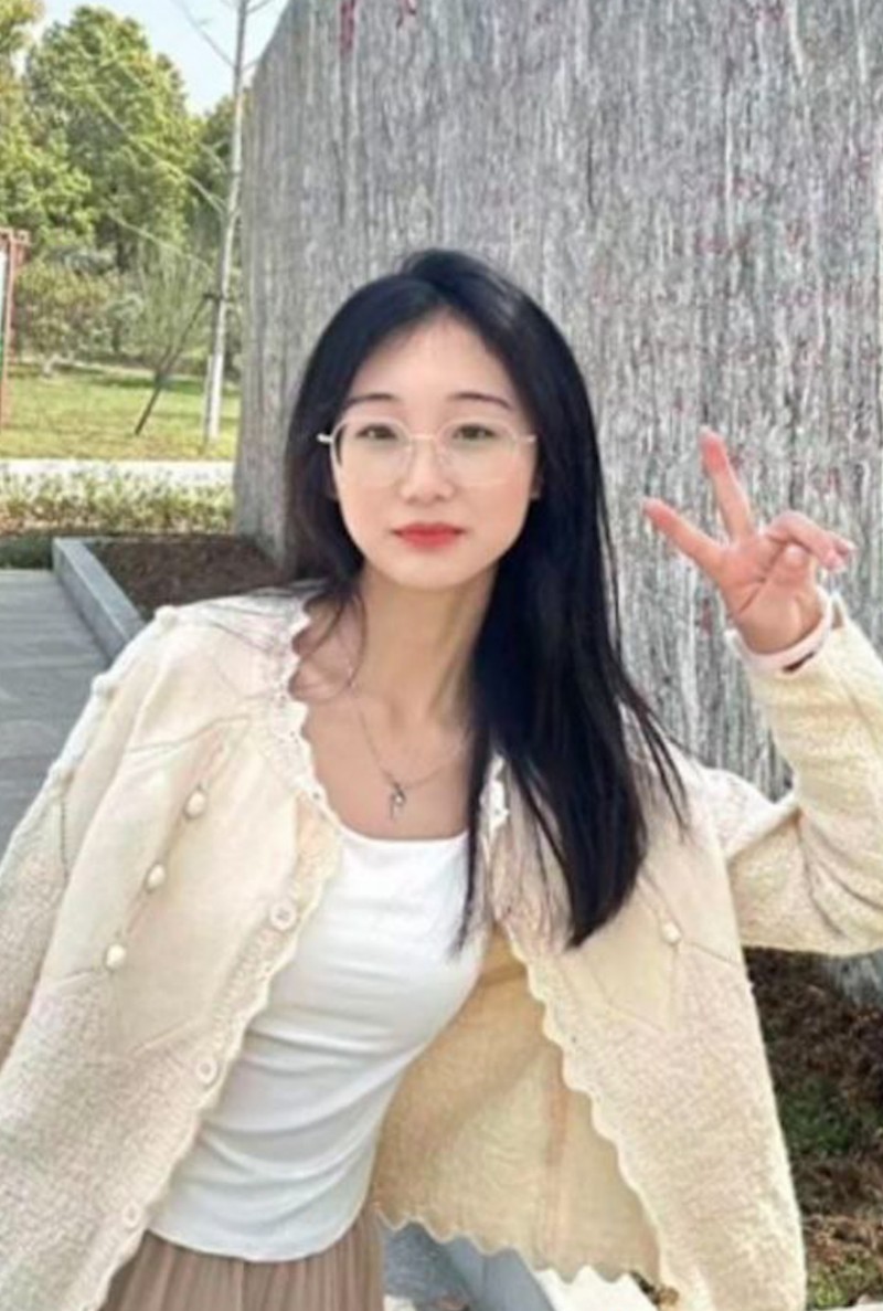 湖北科技学院女神 霍西梅 兼职做外围视频曝光 眼镜妹沙发上位骑乘式插入鸡巴扭动美臀 被抽插到呻吟娇喘 因活太好全网疯传