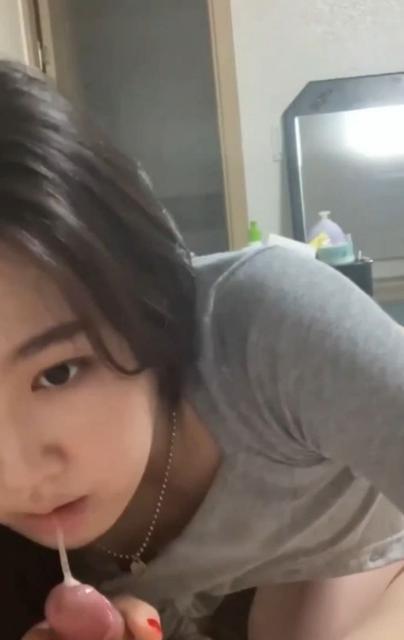 南京大学清纯学生妹 廖芯琳 床上深喉口交吃鸡巴 浪荡着上位骑乘上鸡巴前后扭动美臀 惨遭男友泄密性爱视频