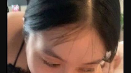 北京金融白领 韩雨婷 帮领导奶油鸡巴深喉口交舔干净 床上张开双腿被大鸡巴抽插骚逼操到眼神迷离 视频泄密流出