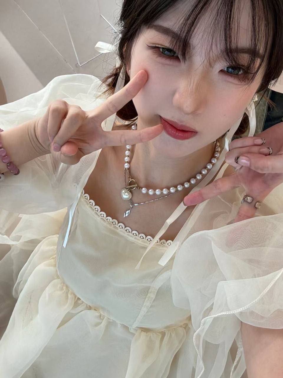 极品高颜值反差婊DJ被富哥拿下 为了碎银几两 各种情趣内衣丝袜齐上阵只为讨富哥欢心 台上高冷的女神 私下里也只是富哥的母狗