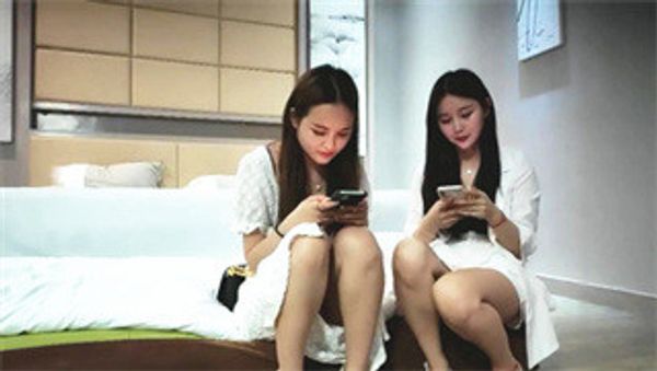 偷拍巨资玩双飞小姐妹数钱时好快乐风骚淫荡