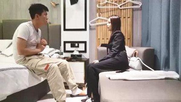 高价约炮性感长发黑衣妹子 各种体位的草她到高潮