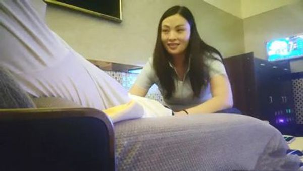 攻略女技师，按摩完小房间半套服务，乳推舔弄，毒龙转打飞机