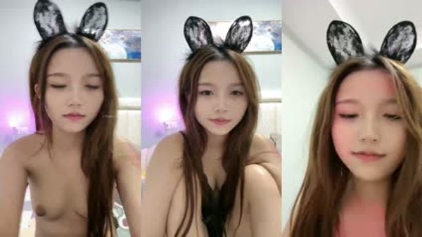 清纯学妹展现少女的美好胴体，娇小玲珑的川妹子