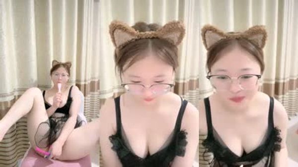 外表超甜眼镜美女！难得大尺度自慰表情很是淫荡