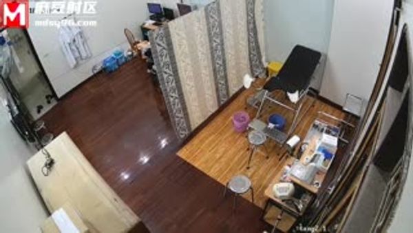 私人妇科诊所男医生偷情女患者，内射后害怕在检查一遍BB