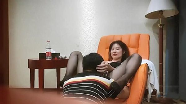 公司黑丝前台小少妇,酒店私会