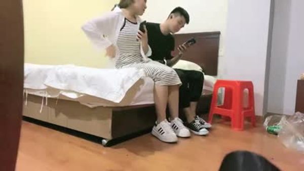 酒吧约网友见面骗到旅馆吃炸串饱餐后扑倒床上啪啪