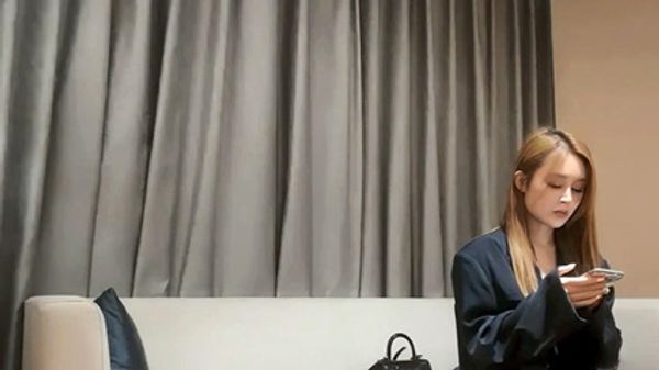 花臂纹身里面吊带装，坐在身上舌吻调情，美女很配合，各种姿势轮换着操