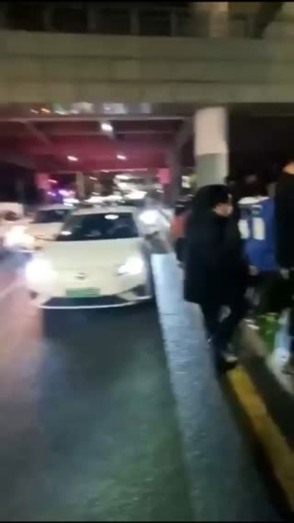 热门事件，深圳北站西广场，野战用力过猛，女孩从天桥上掉下去