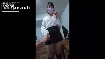 清纯小仙女〖ssrpeach〗高跟黑丝小短裙，优雅小白领被坏哥哥按倒在床上无情蹂躏 小反差婊一个