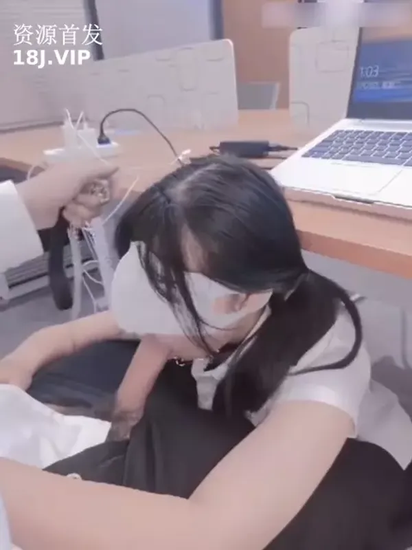 办公室激情 淫荡的小秘书主动爬到办公桌下面偷吃大鸡巴