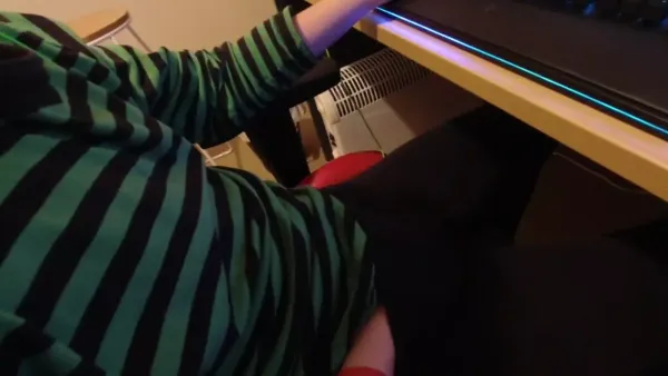 我给在连麦玩游戏的男朋友口交，口内射精