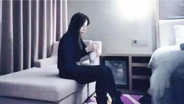 高挑活泼漂亮的黑衣妹子啪啪，口交舔弄舌吻抽插大力猛操