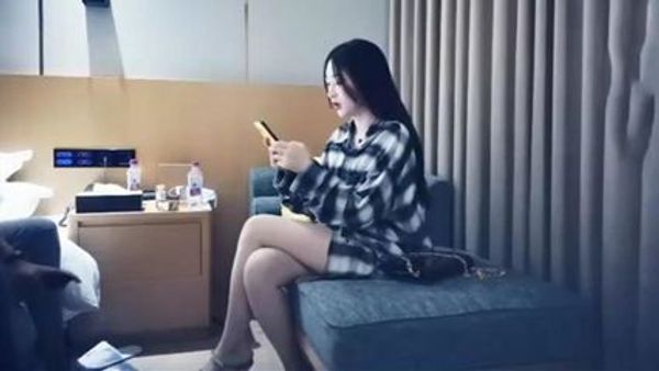 谁能想到这么漂亮的格子衬衣丰满妹子 居然酒店援交！！人果然不能看外表