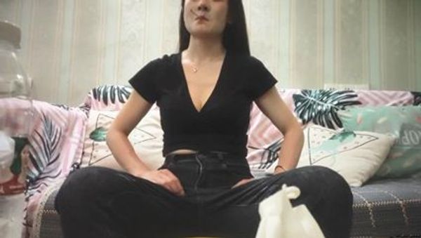 约炮个身材苗条高贵气质兼职少妇边草边说脏话非常刺激