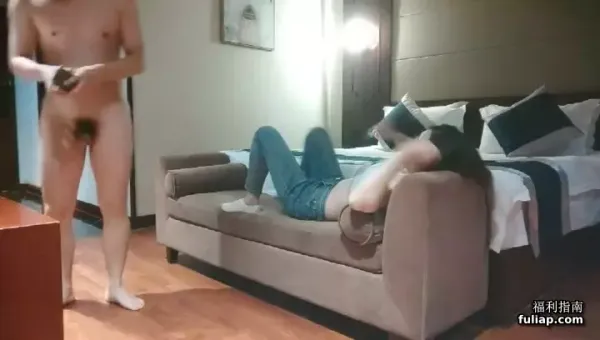 首秀操骚货，穿上丝袜撕裆，在沙发上操按头深喉，跪着翘起屁股，后入抽插猛顶