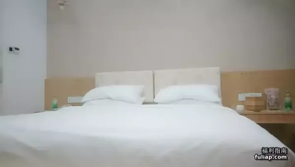 经典又纯又欲眼镜妹返场,迫不及待脱掉衣服插嘴,翘起屁股揉穴调情,侧入打桩抽插猛操
