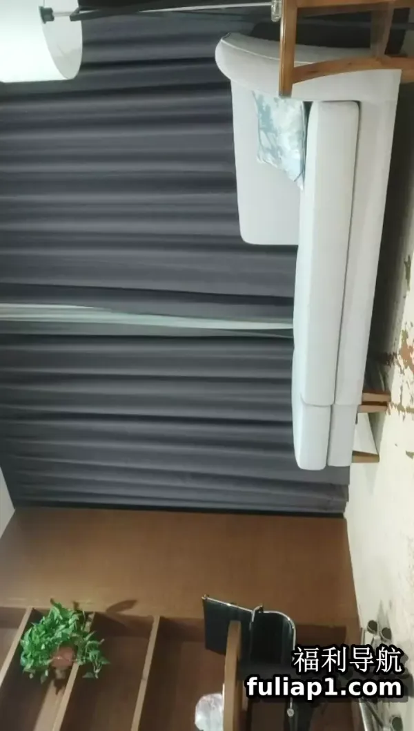 粉衣甜美系小妹 新视角沙发上操 美女换上睡衣黑丝 大屁股骑乘站立后入