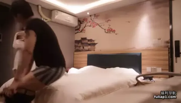 主题酒店约操大波浪外围小姐姐 按着头深喉插嘴射在嘴里