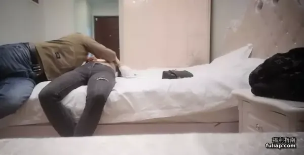 顶级纯天然美乳花臂纹身外围极品女超近视角深喉