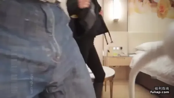 酒店约操极品红唇网红级兼职美女OL包臀裙黑丝 舌头很灵活