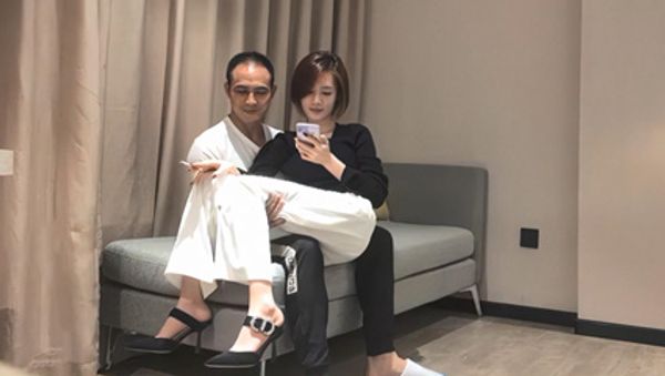 约操短发极品女神，肤白貌美魔鬼身材，沙发上爆操射了满满一个套子