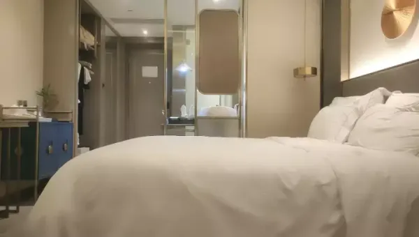 【小马寻花】今夜约20岁外围小姐姐，肤白貌美，甜美乖巧，特写抠穴，口交给力啪啪，劲爆佳作
