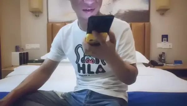 【阿呆探花】18岁小萝莉，乖巧巧可爱，发育不错，阴毛又长又浓密，近景啪啪一脸陶醉，娇喘不断