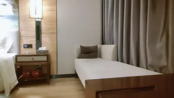 小东探花小陈总坐镇，爱徒继续约外围，极品JK美少女，黑丝沙发视角，啪啪后入白皙翘臀