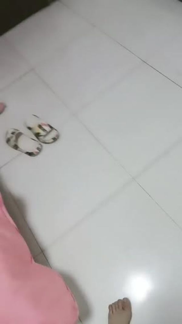 闺女伺候爹这小乖乖真可爱，跪在地上口交抱在怀里无套草