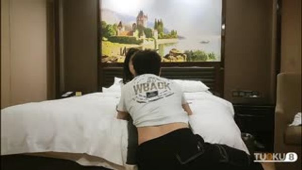 极品大圈女神来袭,苗条风骚温柔如水,一颦一笑勾魂摄魄,极品佳人场必看