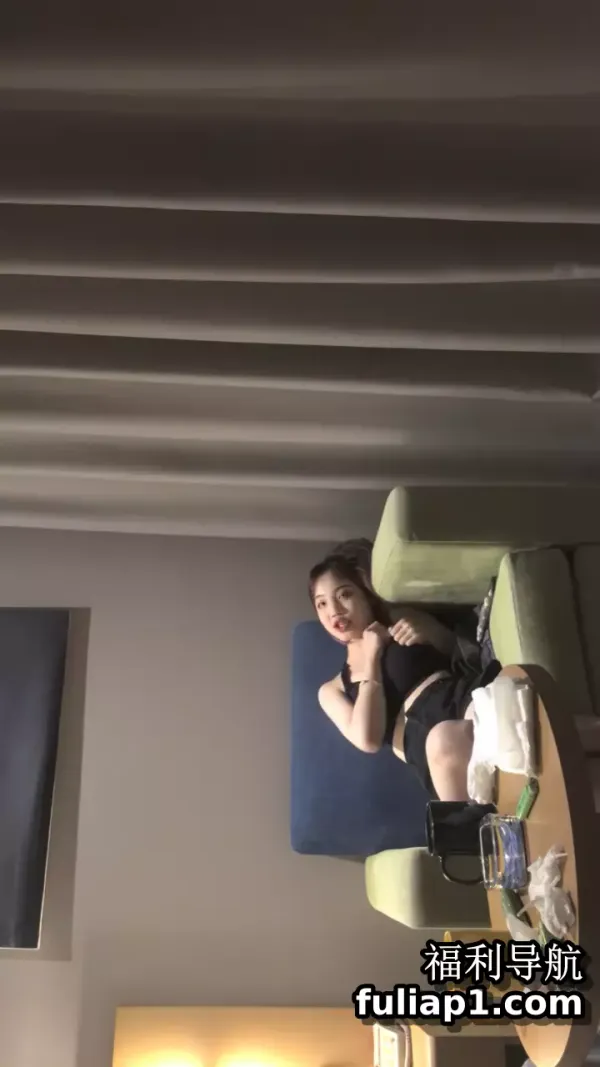 白富美00后小嫩妹 酒吧搭讪酒店开房 粉乳翘臀 极致诱惑坠入爱河百依百顺