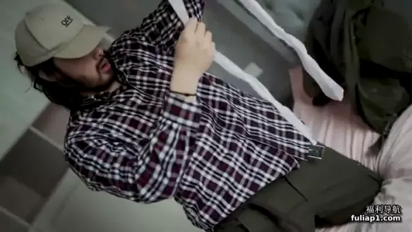 独居女模特家中没水找物业工作人员修结果来的是个变态男偸配了她家房门钥匙入室强行勒晕扒光玩弄啪啪