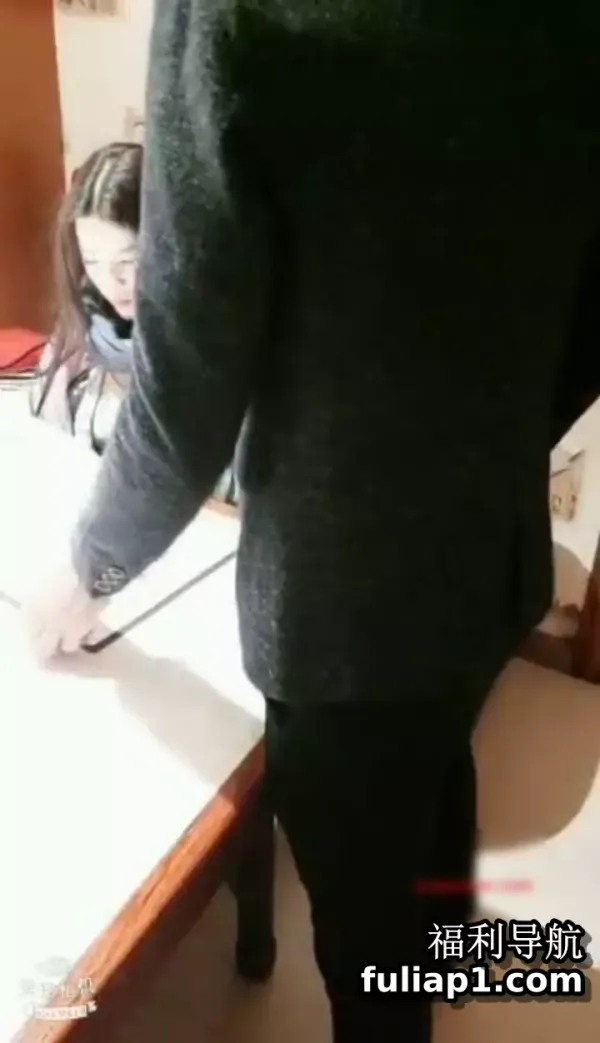 网红白嫩大波妹剧情演绎餐厅包房和帅哥服务生在餐台上啪啪