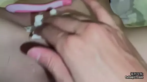 极品高端美少女 刮逼毛再操粉嫩的小肉洞 娇嫩无毛小美女被无套爆操到喷水高潮浪叫不止