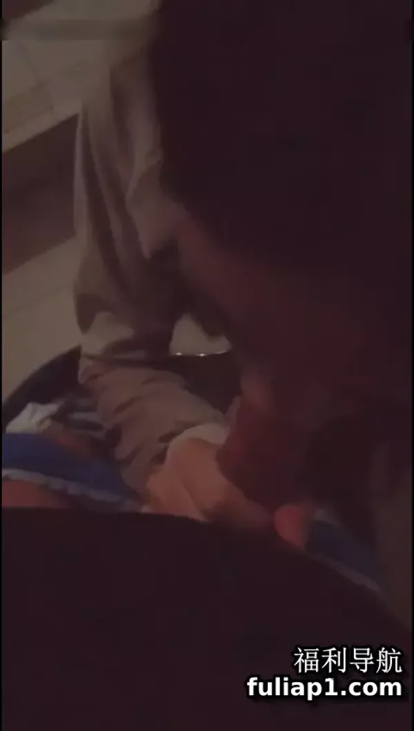 网红女神鹿少女夜晚约隔壁男邻居趁老婆睡着后到楼梯道啪啪,干一会太冷2人又到楼下车里狂操!