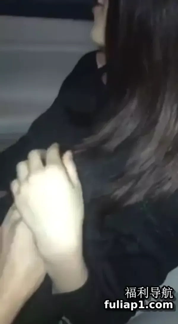 火爆网红鹿少女地下车库车坏请帅哥修车，车内激情啪啪对白清晰呻吟刺激