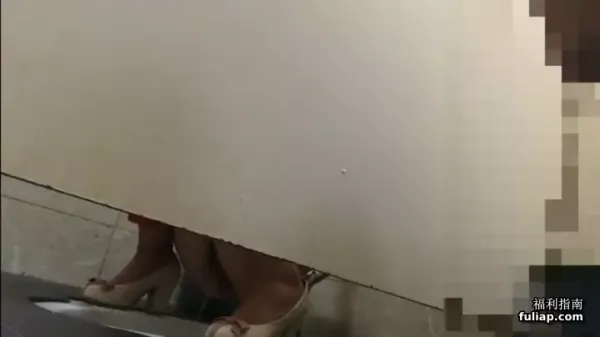 厕拍圈内牛人大胆闯入女厕拍妹子方便时强拍脸强摸逼被发现翻车系列全是名场面