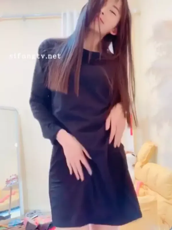 骚气富有的单亲妈妈，自拍小视频发给哥哥看，人美嘴甜，下面鲜甜！