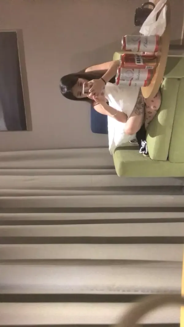 绿帽白嫖良家密码房，约满背纹身小姐姐，喝喝酒玩游戏脱掉内裤露大奶