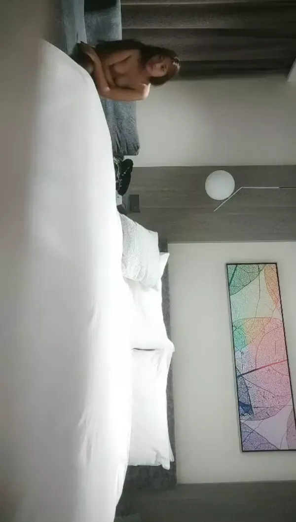 22岁兼职小护士,长发飘飘貌美如花,打桩机猛男卖力干逼