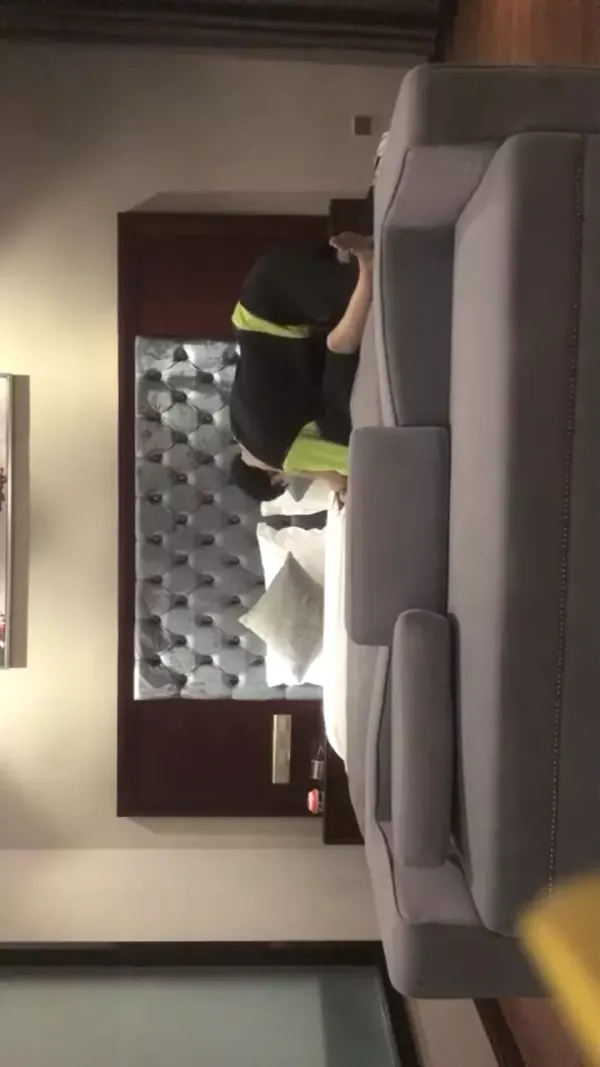 绿帽白嫖良家密码房，马尾辫吊带黑裙小姐姐