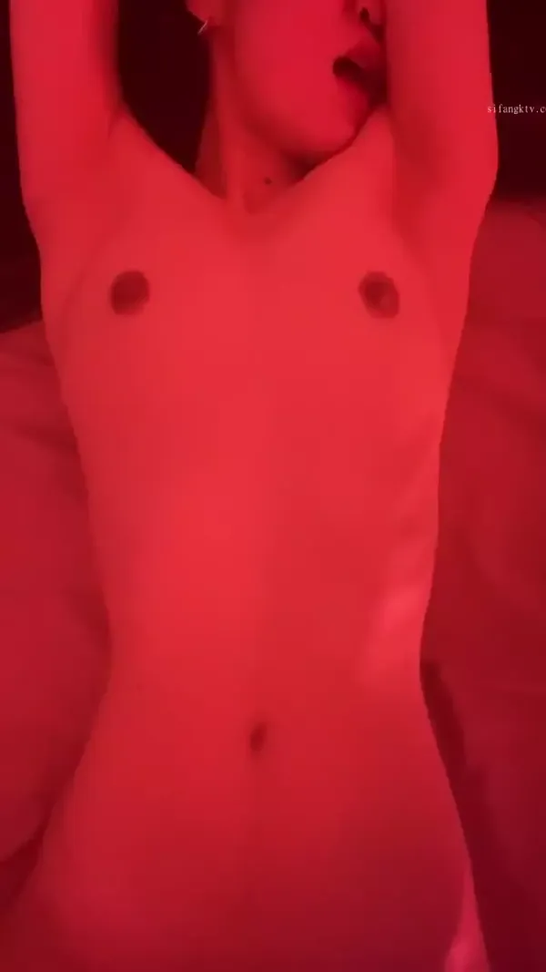 暗黑风SM情母夫妻性爱私拍，被像狗一样牵着绳子舔舐酸奶，各式虐操，争屌群P各种玩操