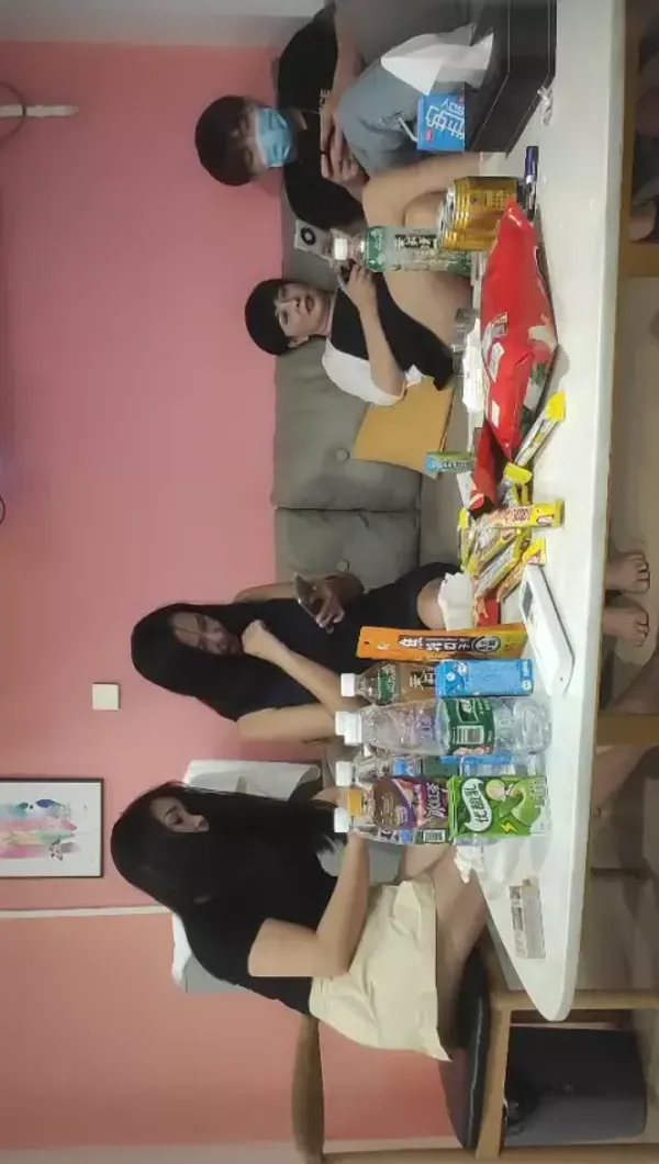 今夜俩小伙迎战三人妻，乱伦群P大场面，超清4K设备偷拍，震撼劲爆必看