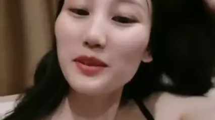 很有韵味笑起来甜美少妇约炮眼镜胖男，开档黑丝高跟鞋自摸掰穴，舔屌深喉上位骑乘自己动，搞完再假屌抽插自慰