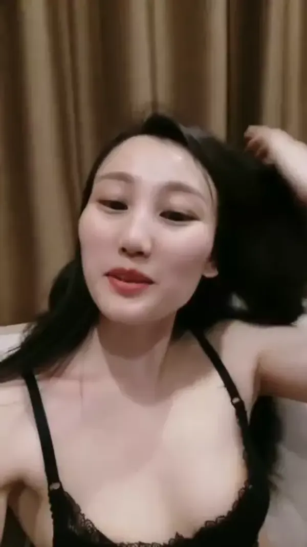 很有韵味笑起来甜美少妇约炮眼镜胖男，开档黑丝高跟鞋自摸掰穴，舔屌深喉上位骑乘自己动，搞完再假屌抽插自慰