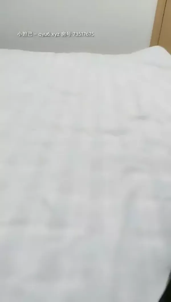 校园接人实拍，每天忙着准备考试，还要为了赚钱配合啪啪，青春胴体格外骚浪淫荡小尤物