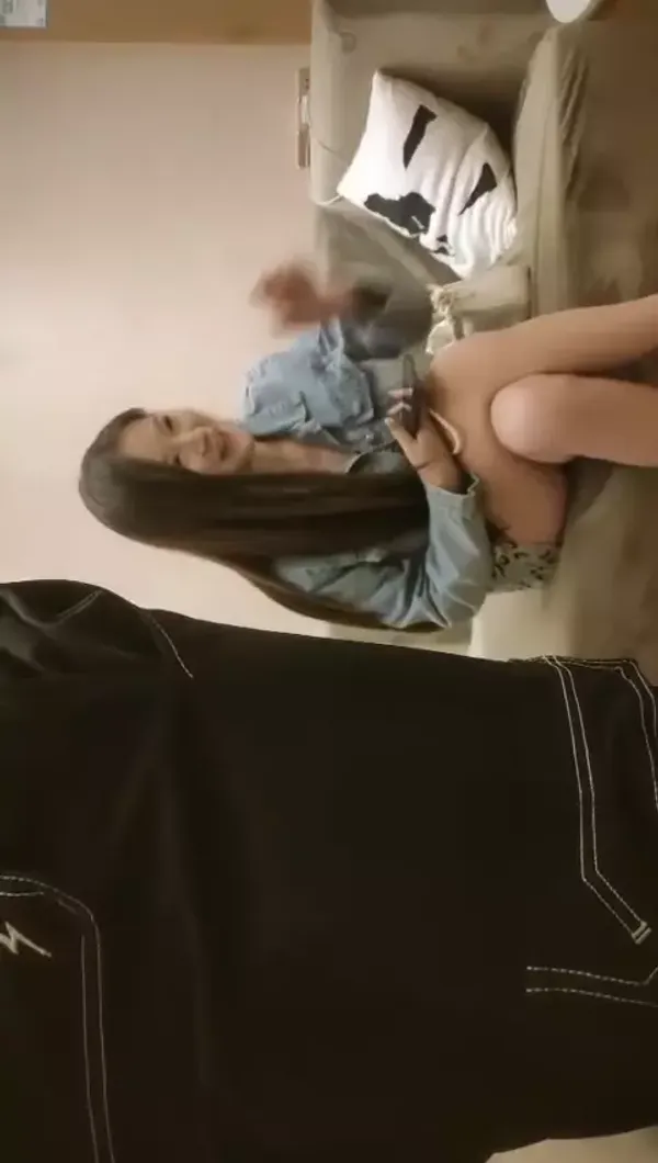 顶级牛仔外套小姐姐，护士情趣装全套，开档内裤站立后入撞击